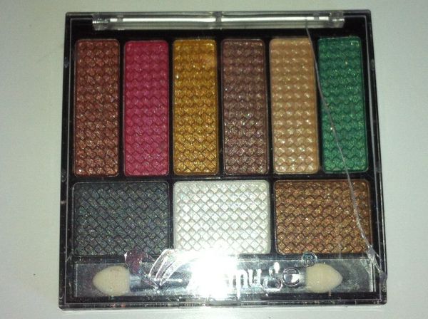 Paleta de sombras com 9 cores Amuse (Tampa Rachada)