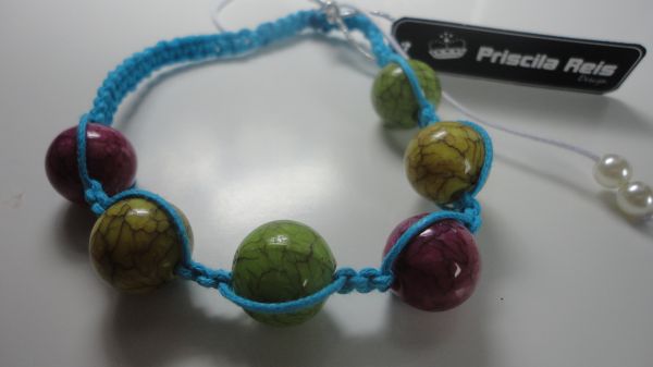 Pulseira Macramê azul com bolas craqueladas coloridas(0111)