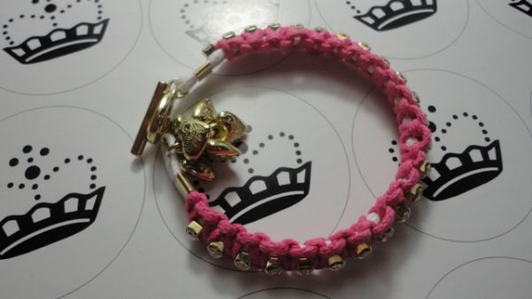 Pulseira macramê Rosa base Bca e pingente 6 corações(0063)