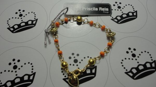 Pulseira corrente dourada/coral e pingente coração (0052)