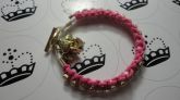 Pulseira macramê Rosa base Bca e pingente 6 corações(0063)