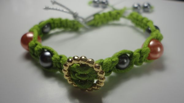 Pulseira Macramê verde com pérolas pret+rosê e entr. (0112)